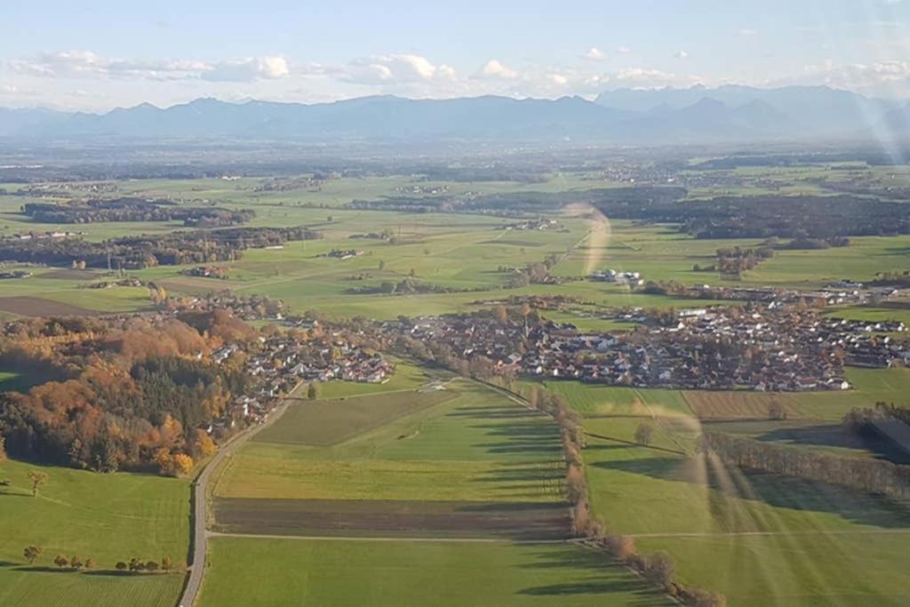 Kleine gemütliche Mansardenwohnung im Südosten Münchens Assling Exterior foto