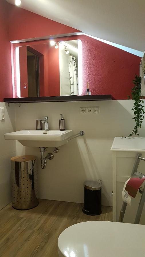 Kleine gemütliche Mansardenwohnung im Südosten Münchens Assling Exterior foto