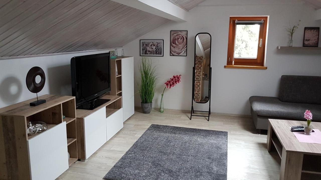 Kleine gemütliche Mansardenwohnung im Südosten Münchens Assling Exterior foto