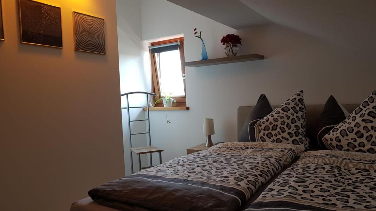 Kleine gemütliche Mansardenwohnung im Südosten Münchens Assling Exterior foto