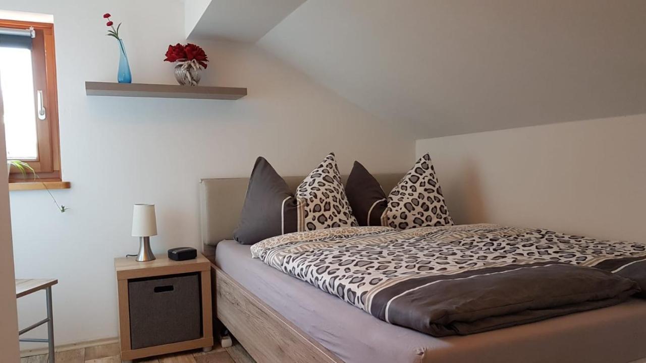 Kleine gemütliche Mansardenwohnung im Südosten Münchens Assling Exterior foto