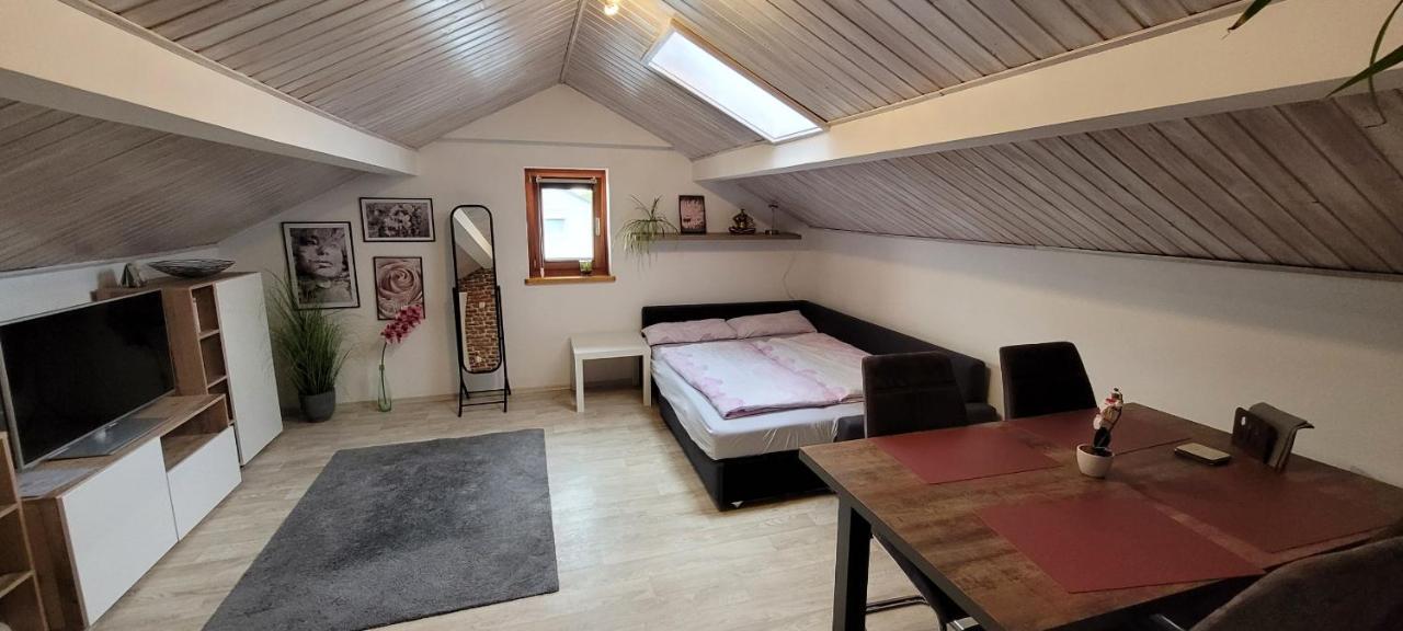 Kleine gemütliche Mansardenwohnung im Südosten Münchens Assling Exterior foto