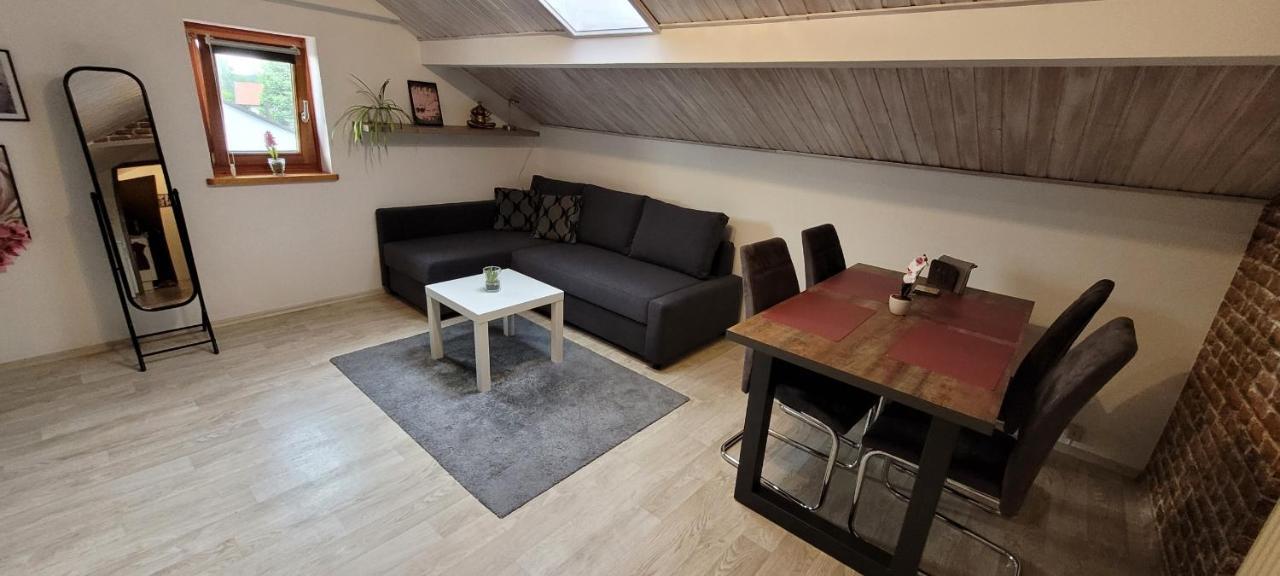 Kleine gemütliche Mansardenwohnung im Südosten Münchens Assling Exterior foto