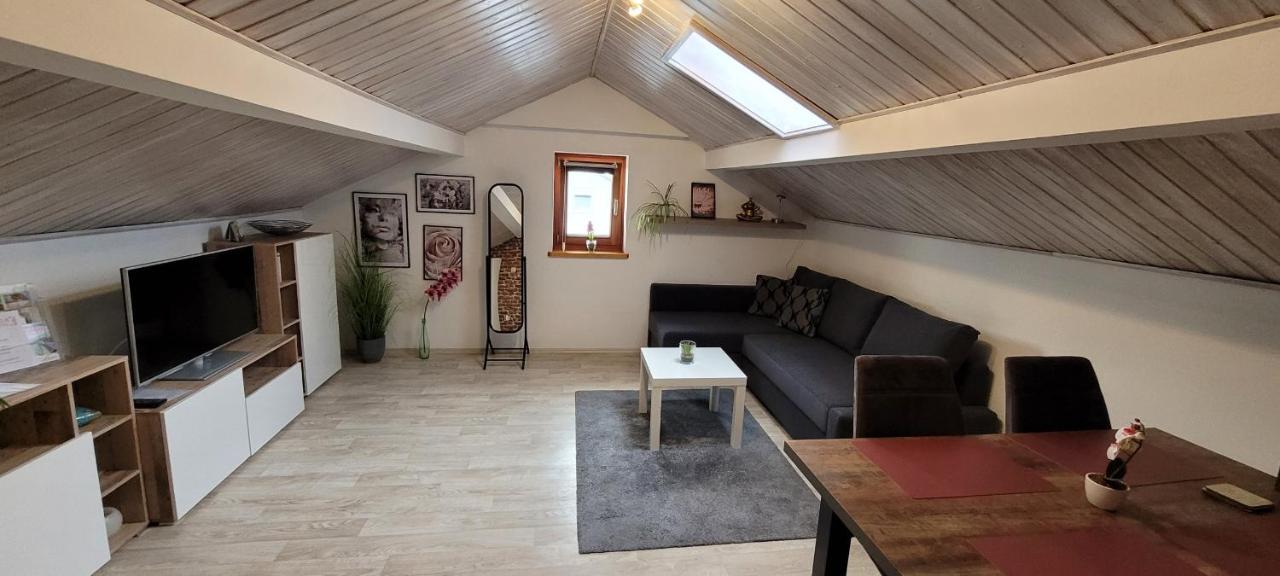 Kleine gemütliche Mansardenwohnung im Südosten Münchens Assling Exterior foto