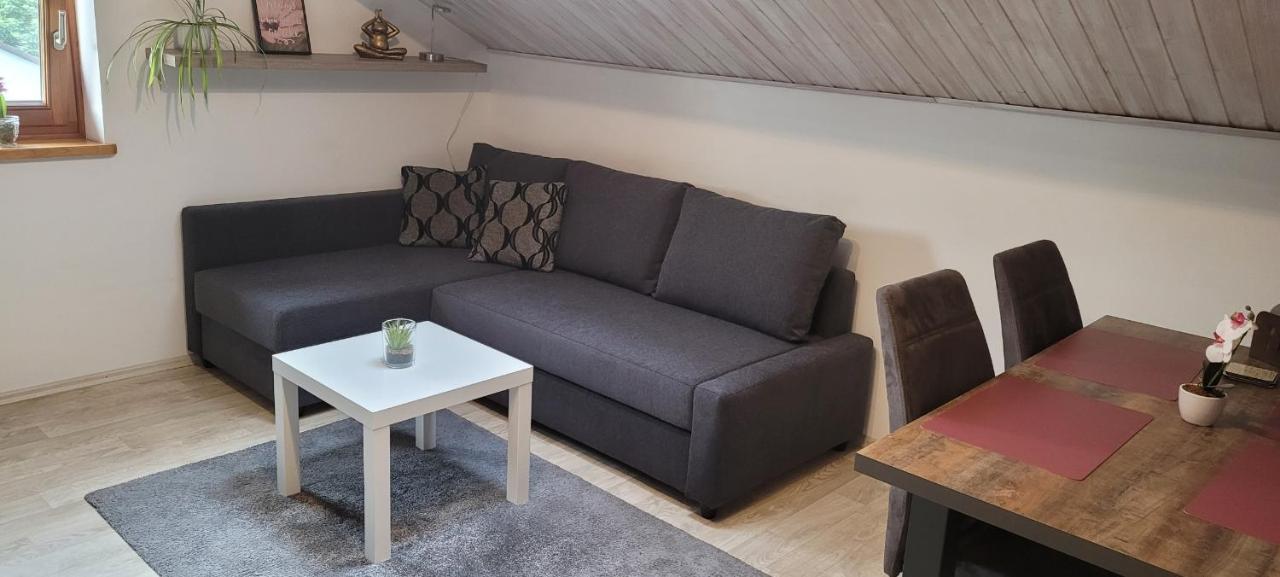 Kleine gemütliche Mansardenwohnung im Südosten Münchens Assling Exterior foto
